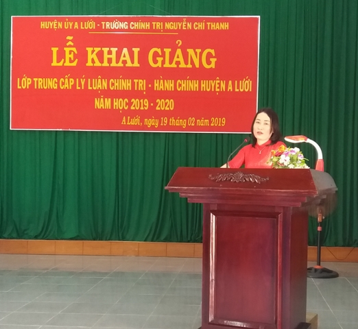 Tiến sỹ Nguyễn Thị Châu, phát biểu khai giảng lớp học